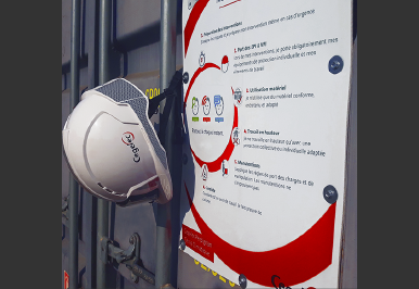 Casque De Cegelec Sur Une Affiche