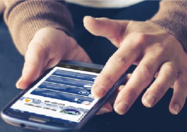 Une femme qui utilise l'application domalisa