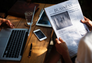 Une Femme Lit Le Journal Business